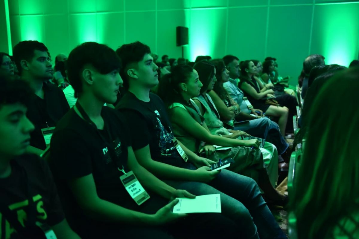 EL PÚBLICO. La charla reunió a referentes empresariales, docentes y jóvenes profesionales en Tucumán. / LA GACETA, OSVALDO RIPOLL