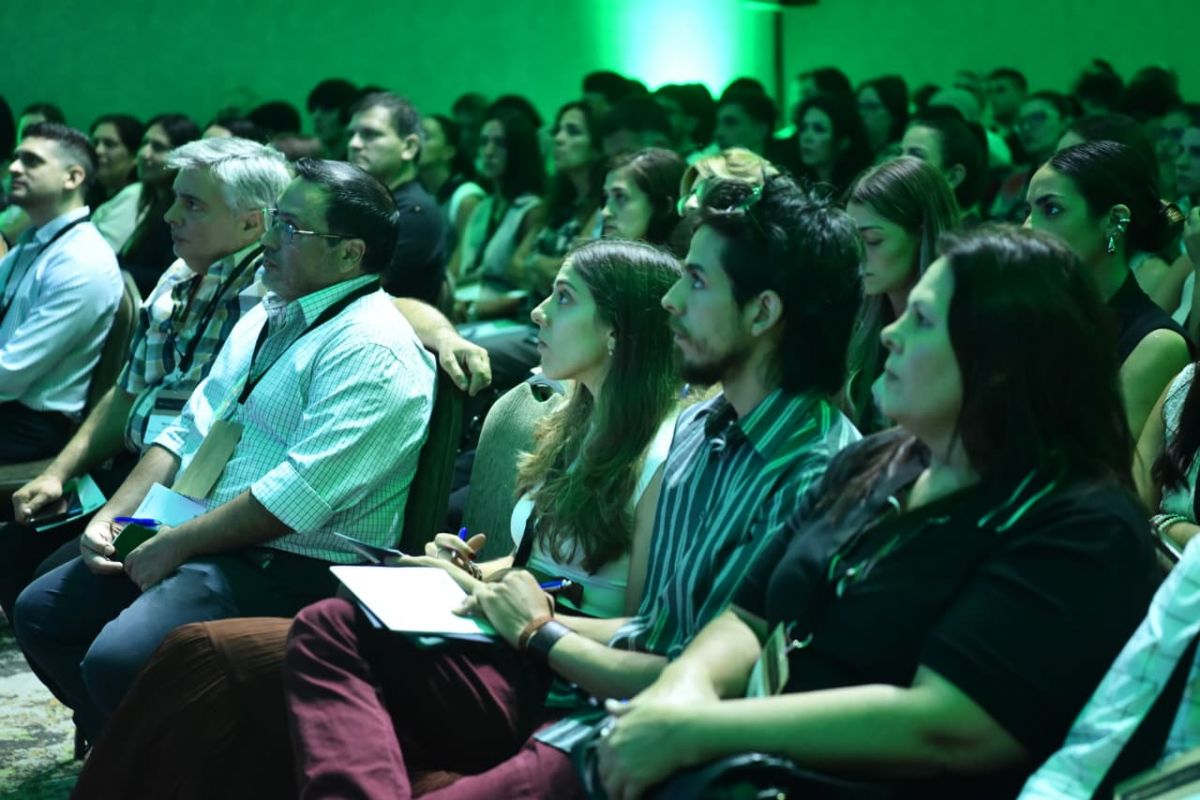 HACIA EL CIERRE. Atención plena en el salón mientras Melina Masnatta plantea el desafío de “aprender a aprender” en la era digital. / LA GACETA, OSVALDO RIPOLL 