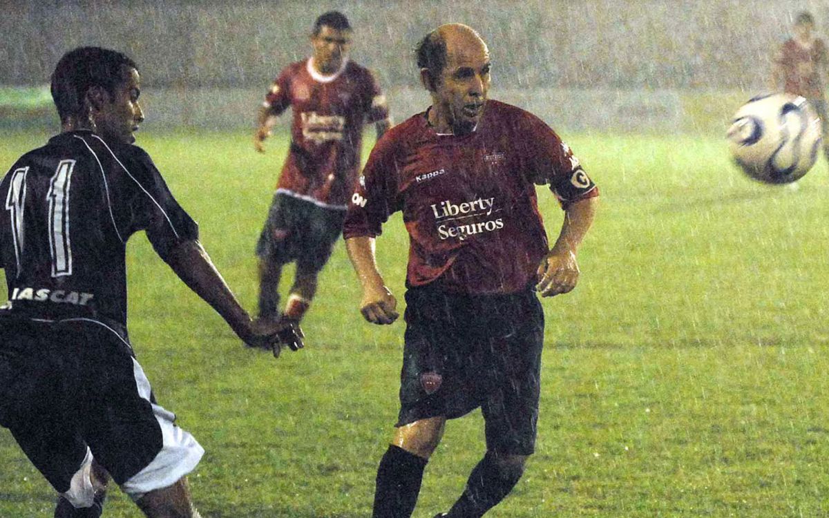 ÉPICA. La lluvia de la jornada aportó el condimento justo para que la jornada sea histórica.