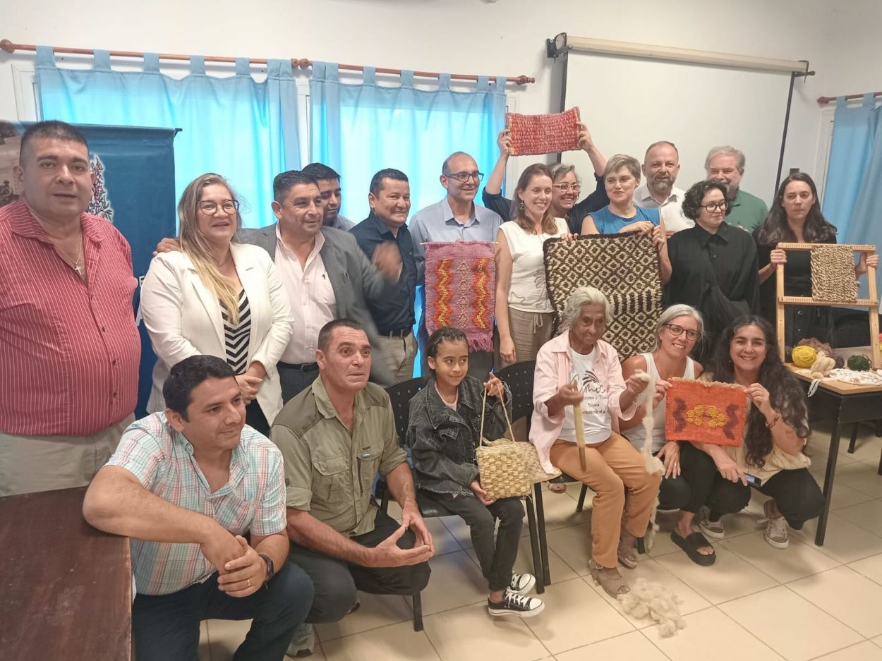 EN GRUPO. En Simoca se produjo el encuentro de artesanía textil.