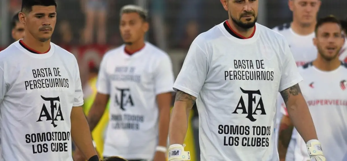 INSULTOS. Los futbolistas de Newell´s fueron repudiados por la hinchada.