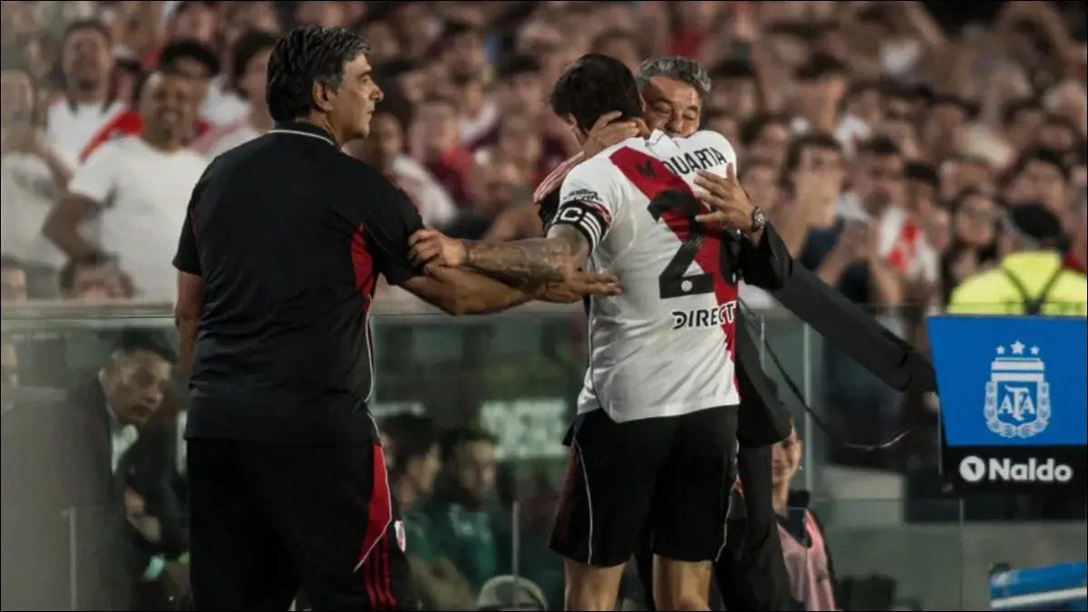 EMOCIÓN. Martínez Quarta convirtió uno de los goles ante Banfield y lo celebró con un abrazo a Gallardo.
