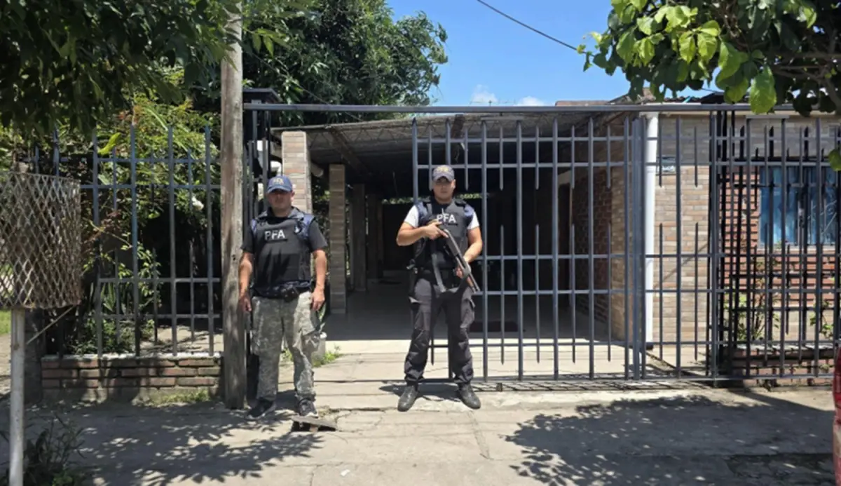 UNO DE LOS ALLANAMIENTOS realizados por la Policía Federal, en Tucumán. 
