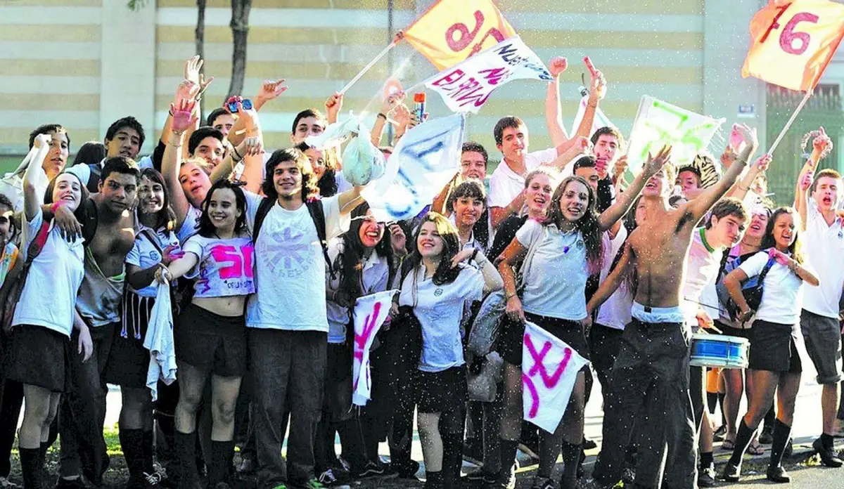 FESTEJO. Desde hace unos años los niños y adolescentes festejan el último día previo a las clases.