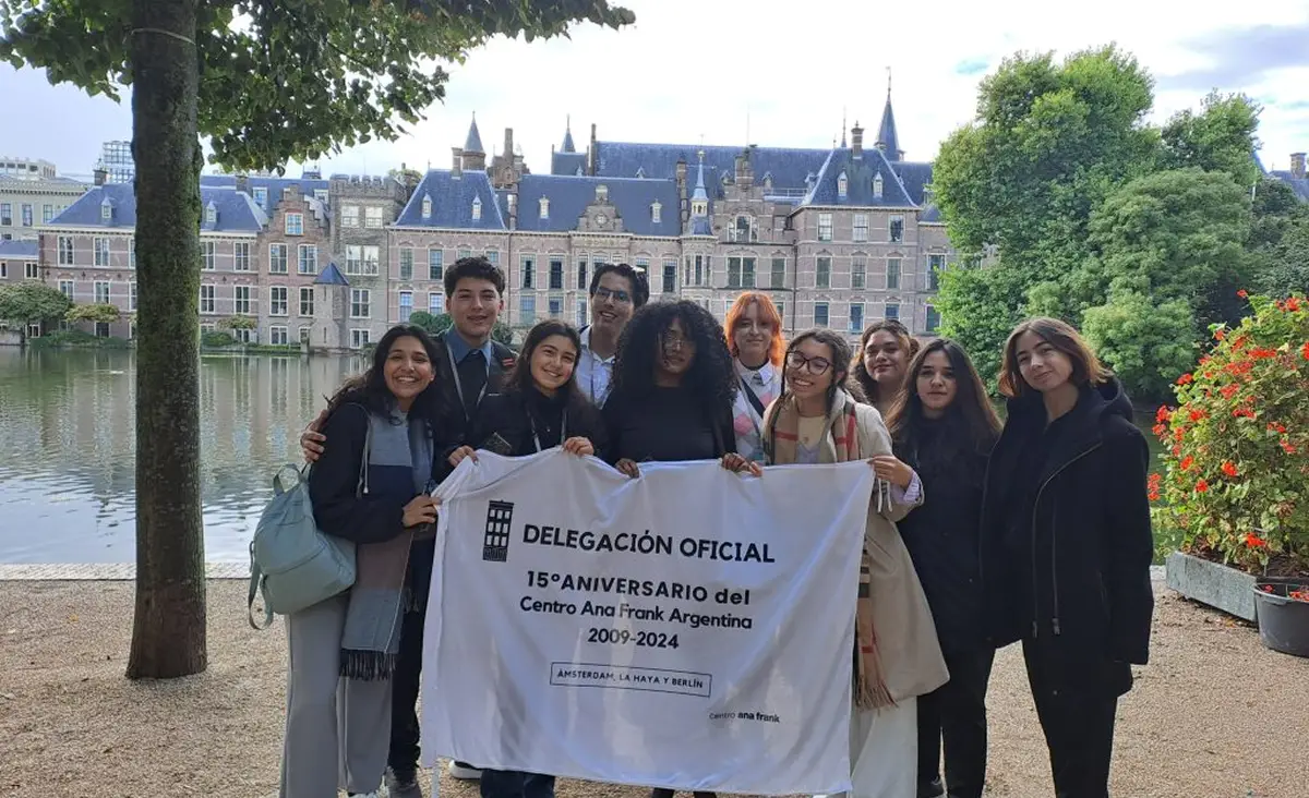 RECIENTES GANADORES. Los premiados de la edición 2024 del concurso durante el acto de premiación. / DE ANA FRANK A NUESTROS DÍAS