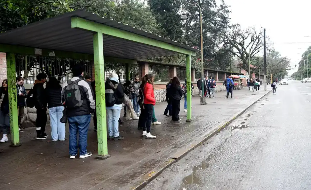 EL BENEFICIO. Con el inicio del ciclo lectivo en el horizonte, el Gobierno provincial habilitó la inscripción al Boleto Estudiantil Gratuito para el Interior 2026. / ARCHIVO LA GACETA 