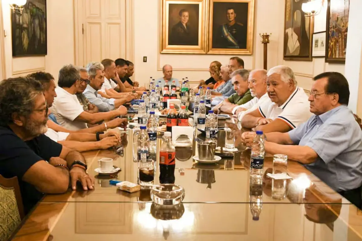 EN REUNIÓN. La conducción sindical definió una estrategia judicial y una movilización el lunes con dirigentes y delegados.