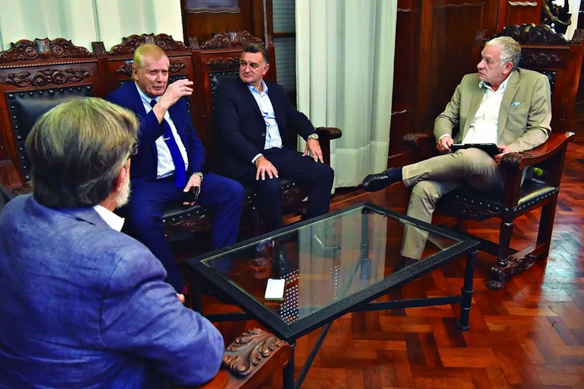 EN LA GACETA. Bellorio y Albarracín entrevistados por Federico van Mameran, Jefe de Redacción, y Roberto Delgado, Secretario de Redacción.