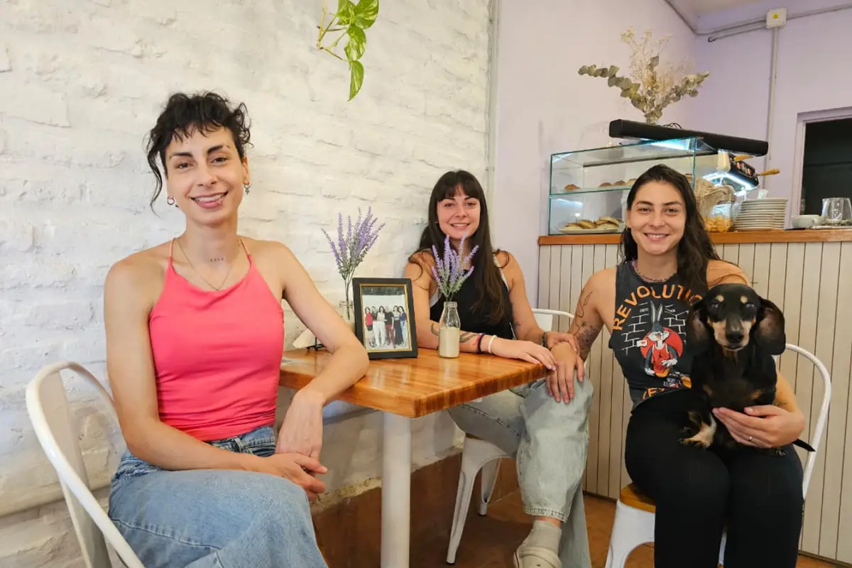 LAS HERMANAS CAMARDA. Sofía, Constanza y Leila pusieron un café en Tafí Viejo para honrar a su mamá. LA GACETA / FOTO DE BELÉN CASTELLANO