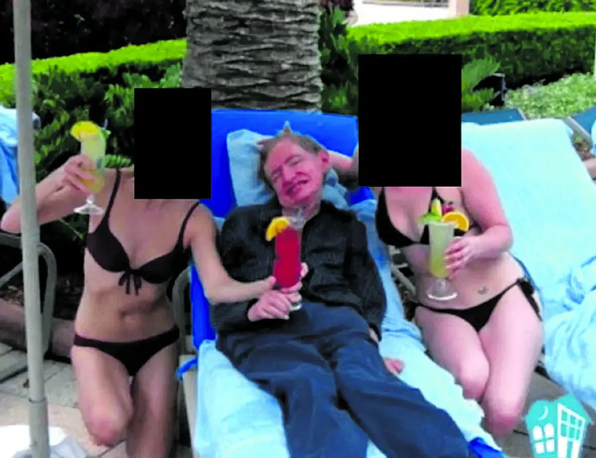 PUBLICADA POR LA PRENSA BRITÁNICA. El científico Stephen Hawking, en la isla del pederasta Jeffrey Epstein, con dos mujeres en bikini.