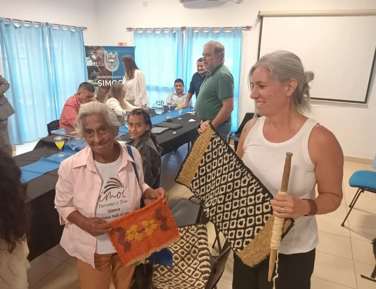 TRABAJA CON NATURALIDAD. Las manos de Mercedes Cardozo tensan el hilo y transmiten, sin solemnidad, una herencia cultural.