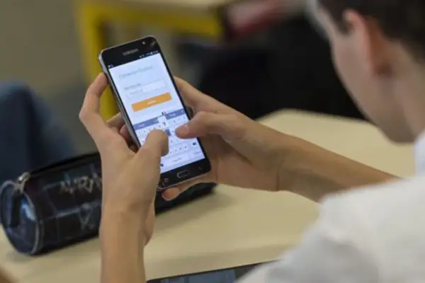 Un colegio de San Miguel de Tucumán prohibió el uso de celular