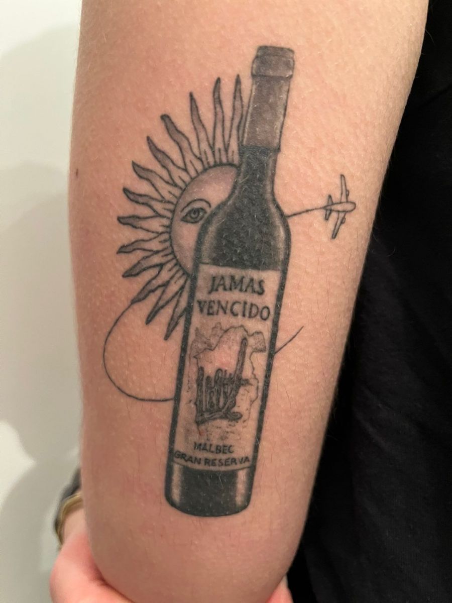 EN LA PIEL. Charlene luce el tatuaje que se hizo luego de conocer Tucumán. 