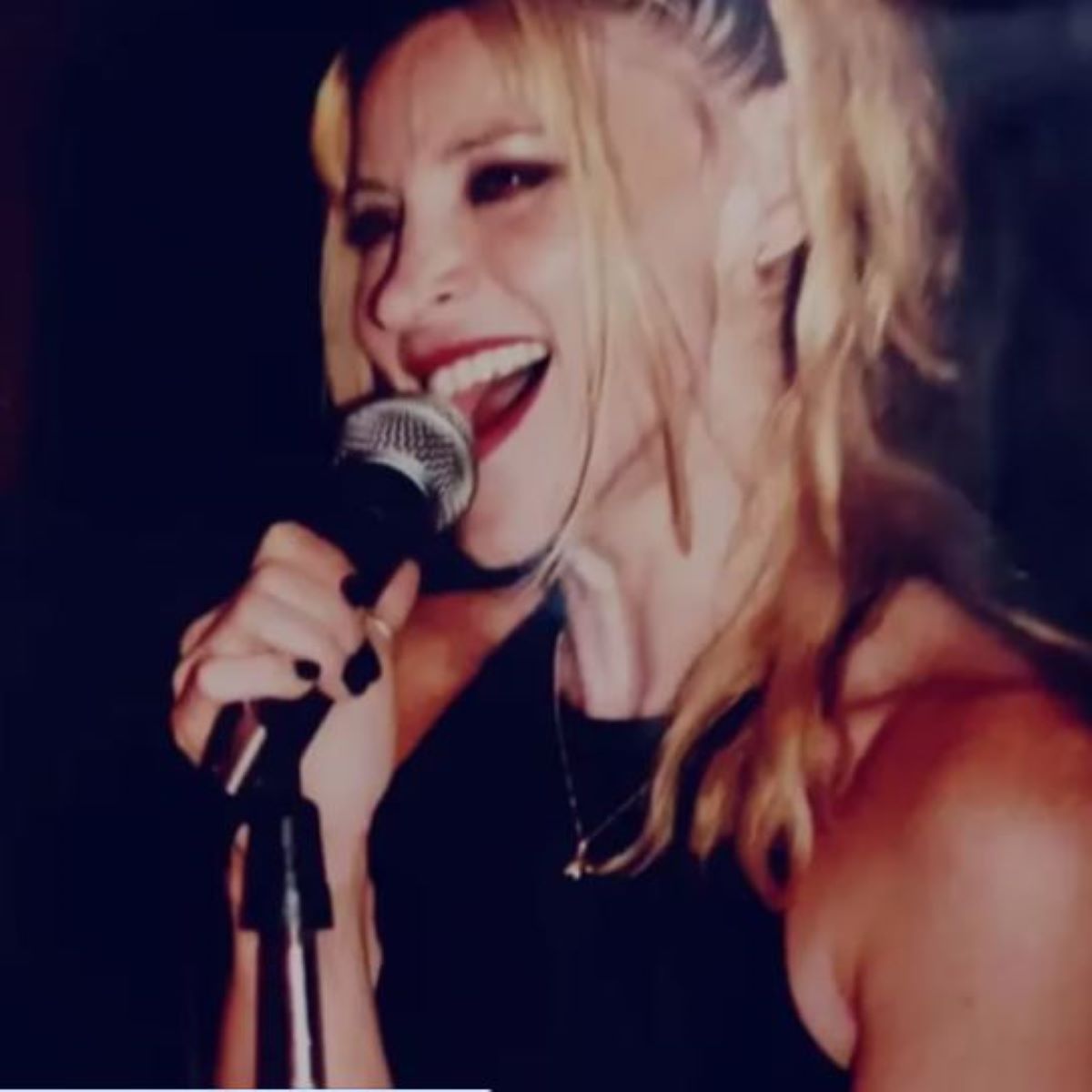 EN SU JUVENTUD. Además de actriz, Divina Gloria también cantó.