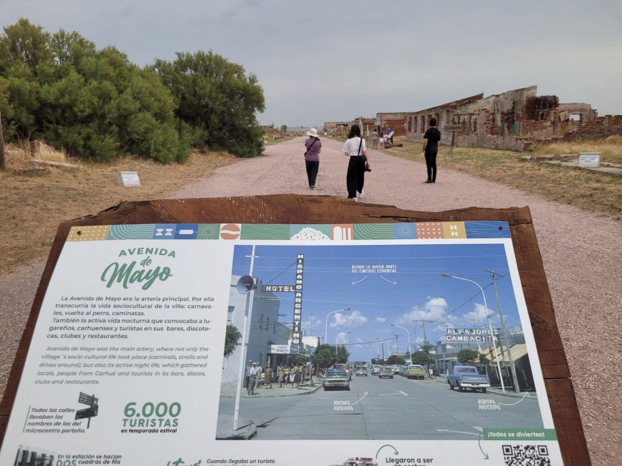 ANTES Y AHORA. En primer plano, cómo se veía la avenida antes de la inundación; de fondo, cómo es ahora.