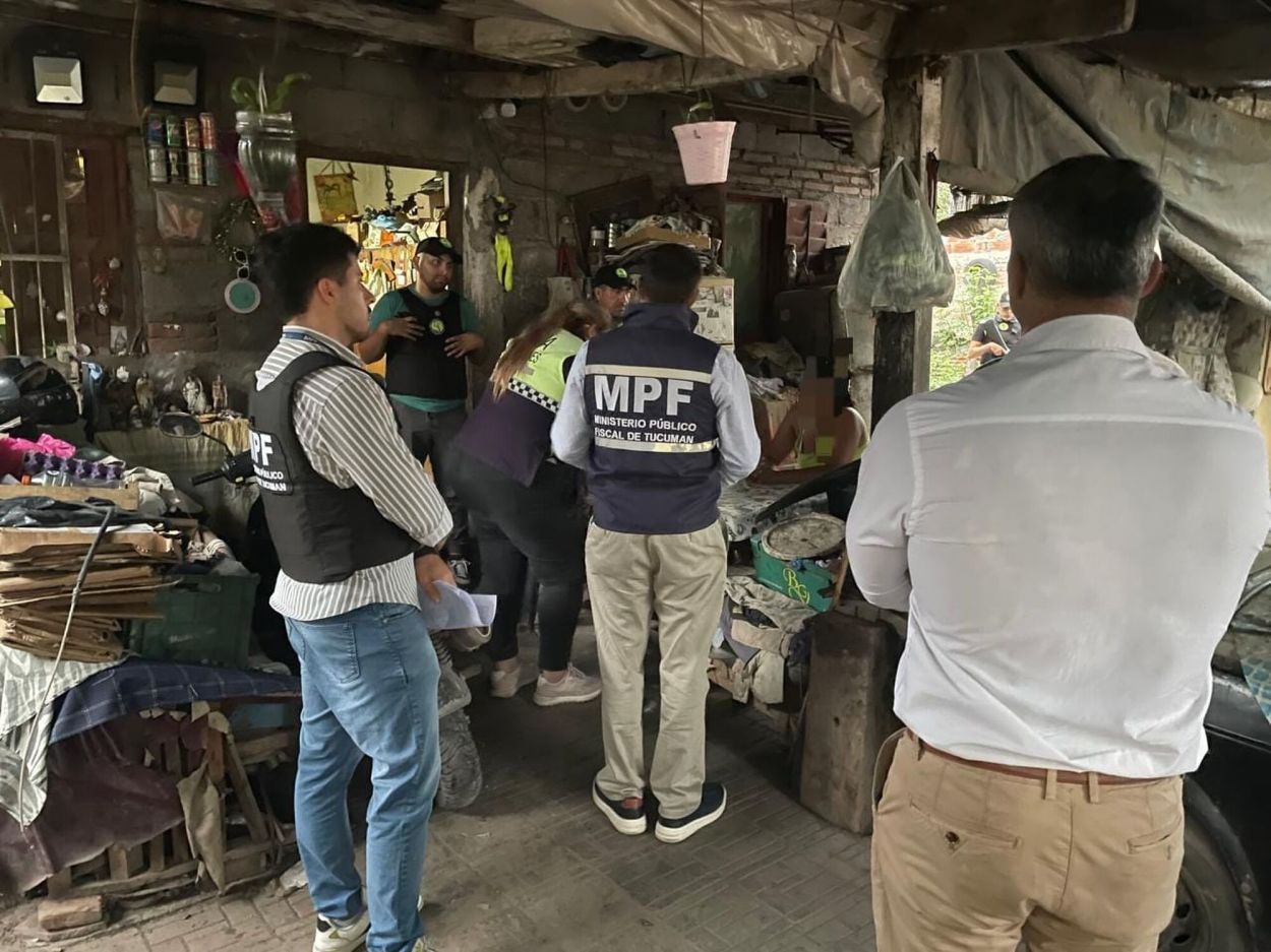 BUSCANDO. Los efectivos allanando uno de los domicilios.