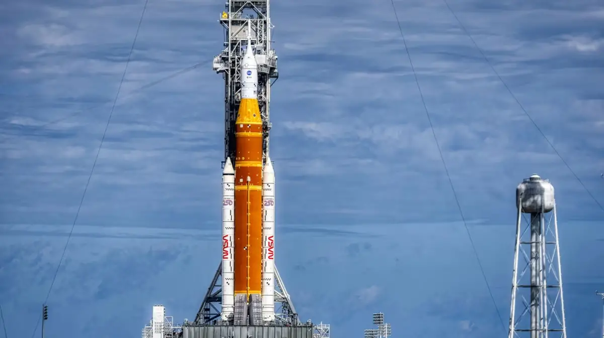 El cohete del Sistema de Lanzamiento Espacial Artemisa II de la NASA y la nave espacial Orión se ven en el Centro Espacial Kennedy en Florida el 30 de enero. (CNN/Ramírez Buxeda/Orlando Sentinel/TNS/Getty Images