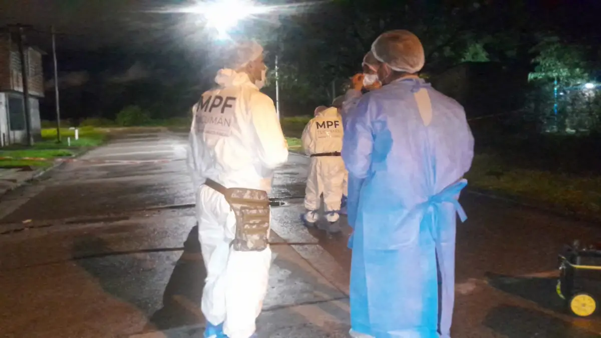 Los peritos trabajaron en el lugar donde hallaron el cuerpo.