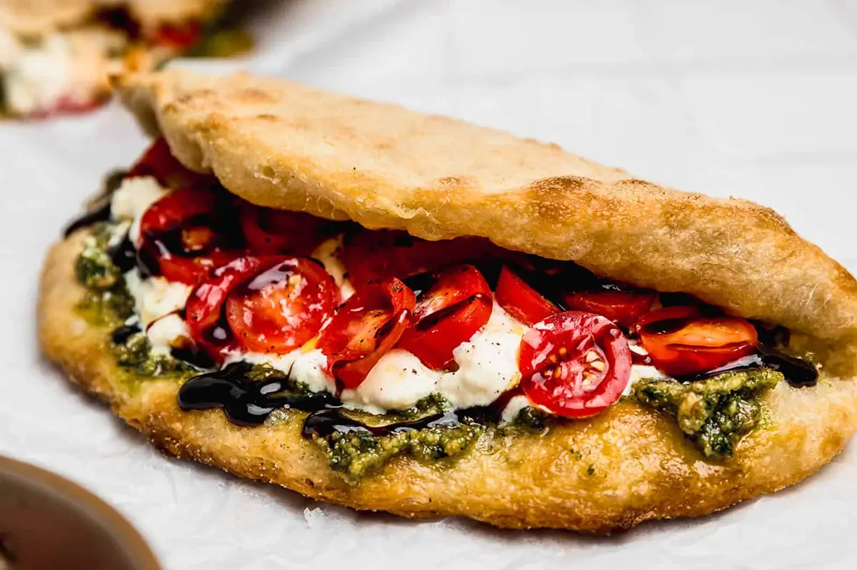 Este pan de amasado casero hecho al horno o a la piedra es tan tentador que nadie puede resistirse.