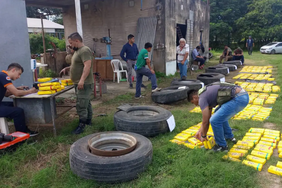 Drogas, armas y sellos de delfín: cómo operaba la banda que ocultaba 425 kilos de cocaína en neumáticos