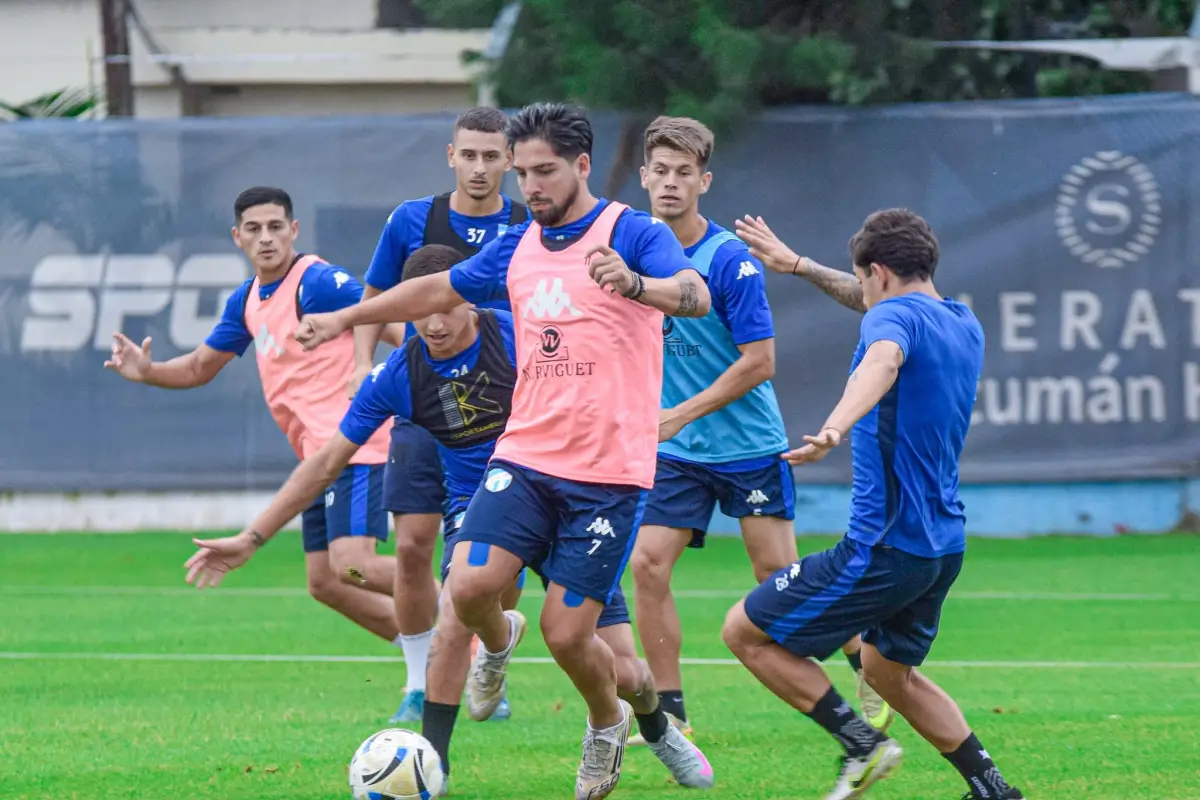 PREPARACIÓN. A la espera del nuevo entrenador, el plantel profesional se sigue entrenando al mando de Ramiro González.