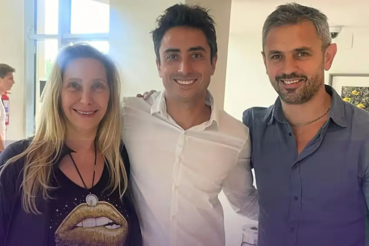 Karina Milei, Enzo Fullone y Martín Menem comparten una foto.