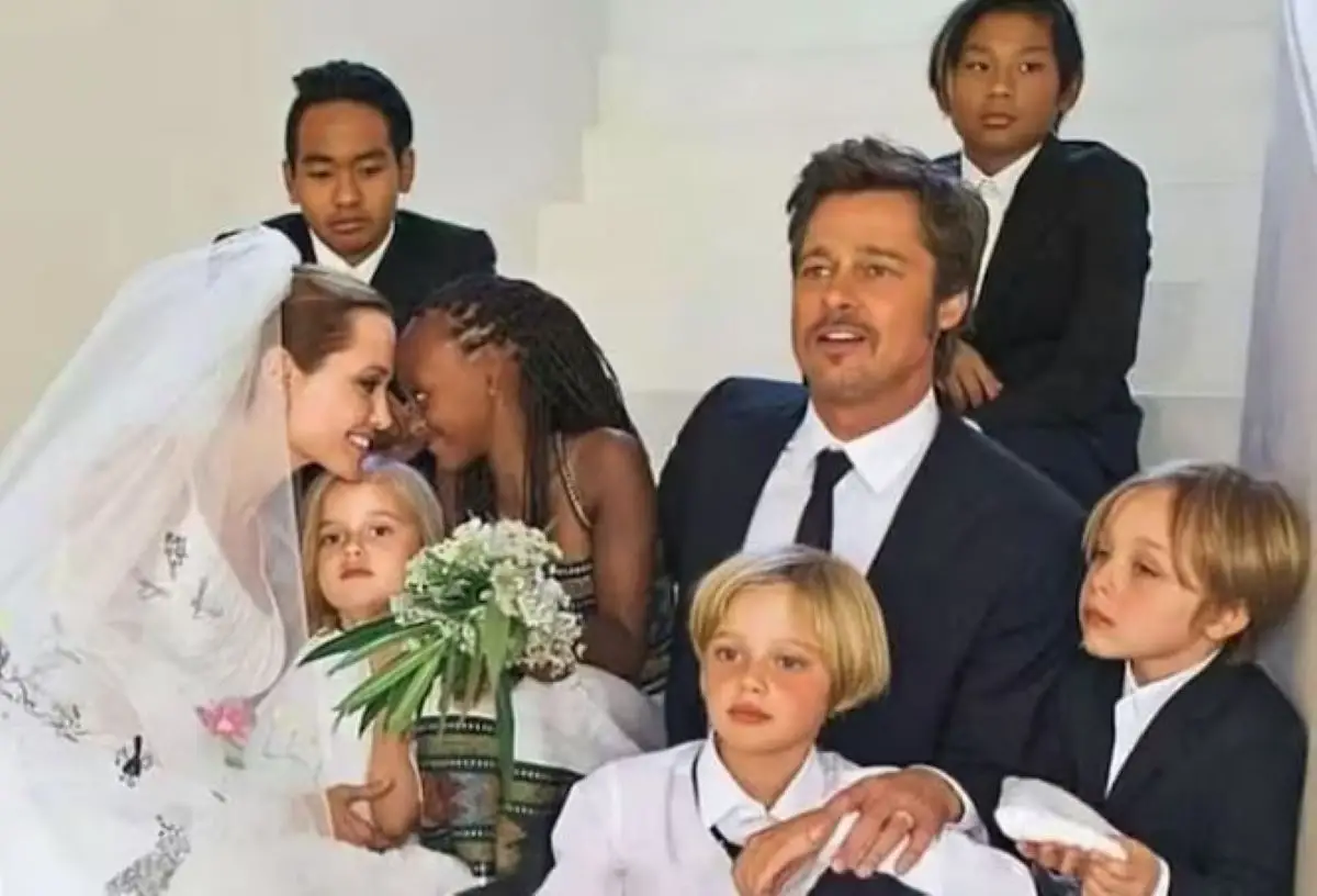 OTRAS ÉPOCAS. Toda la familia unida el día de la boda entre Pitt y Jolie.