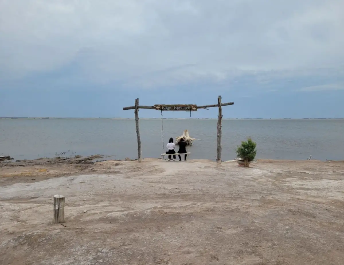 EL LAGO, HOY. Un espejo manso de agua salada, y que es muy visitado por turistas de todo el país, incluso para darse baños terapéuticos.