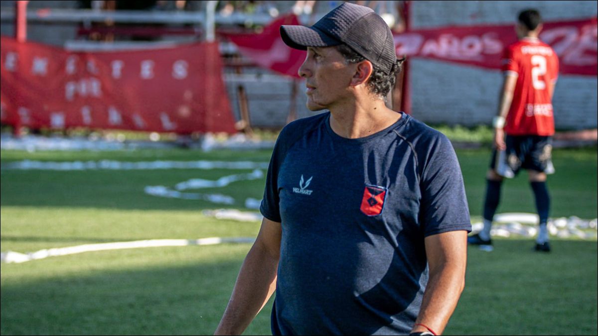 ATENTO. El entrenador siguió cada jugada con la concentración que marcó su gestión