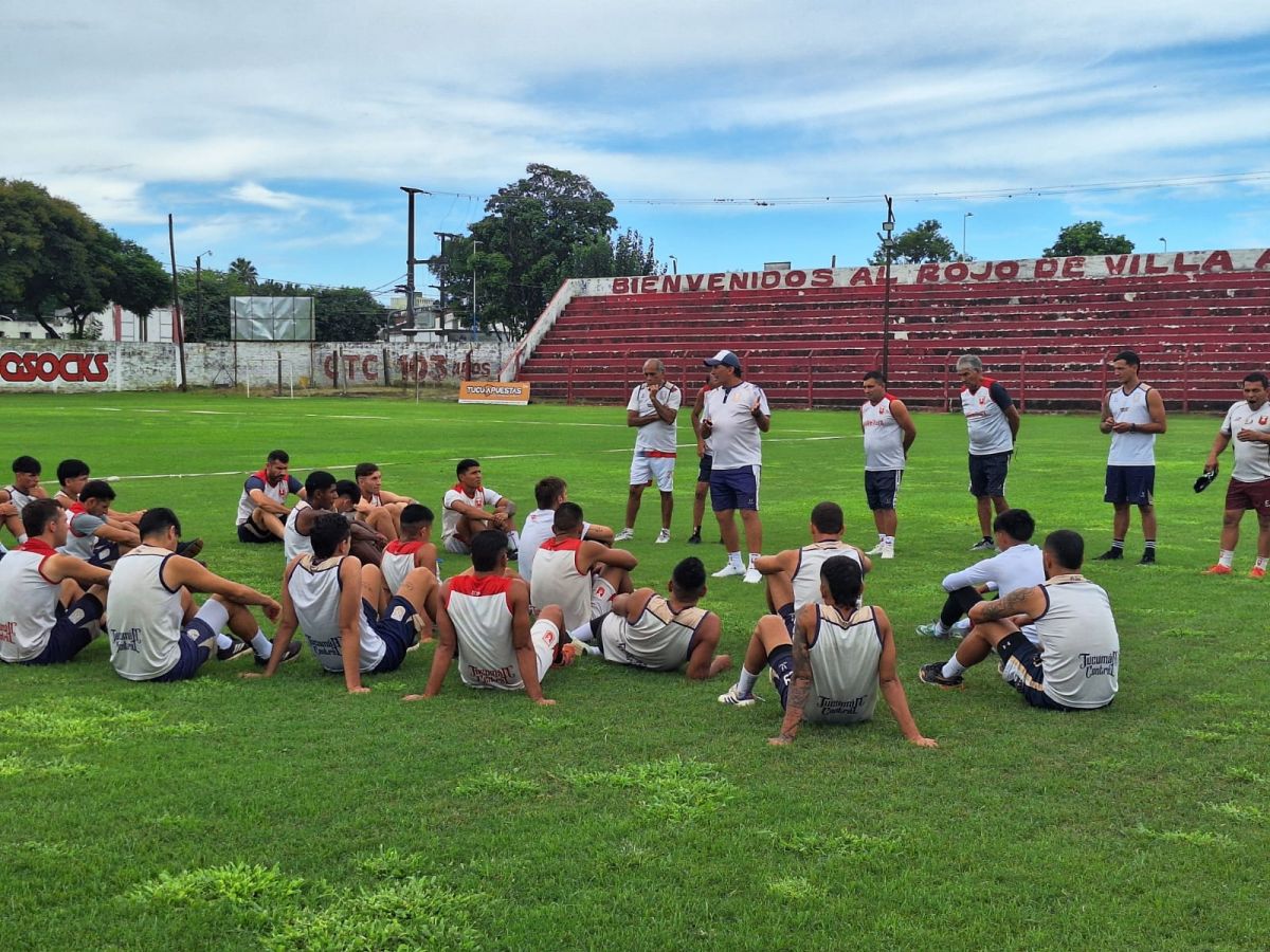 GRUPO UNIDO. El equipo de Villa Alem vivió una jornada cargada de fútbol y emociones encontradas | FOTO: Carlos Oardi.
