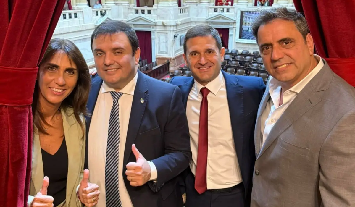 EN EL CONGRESO. Catalán y los diputados tucumanos de LLA celebraron la sanción de la reforma laboral. 