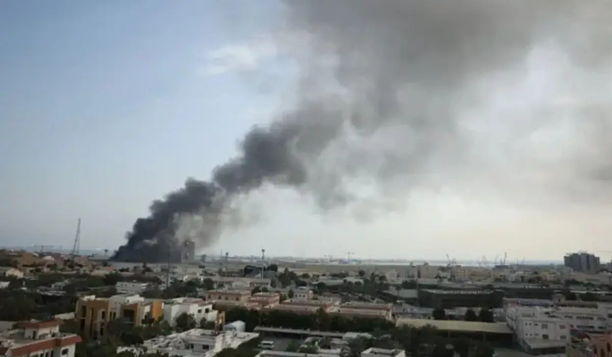 LA RESPUESTA DE IRÁN. Una columna de humo se eleva desde la base naval de la Quinta Flota de la Marina de Estados Unidos en Bahréin. Foto tomada de BBC MUNDO. 