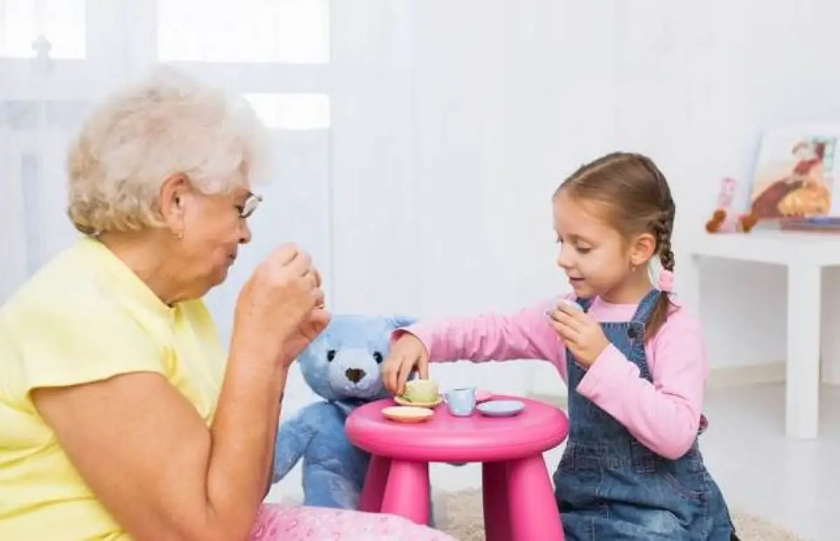 ACTIVOS. El envejecimiento es más llevadero si hay contacto con niños.