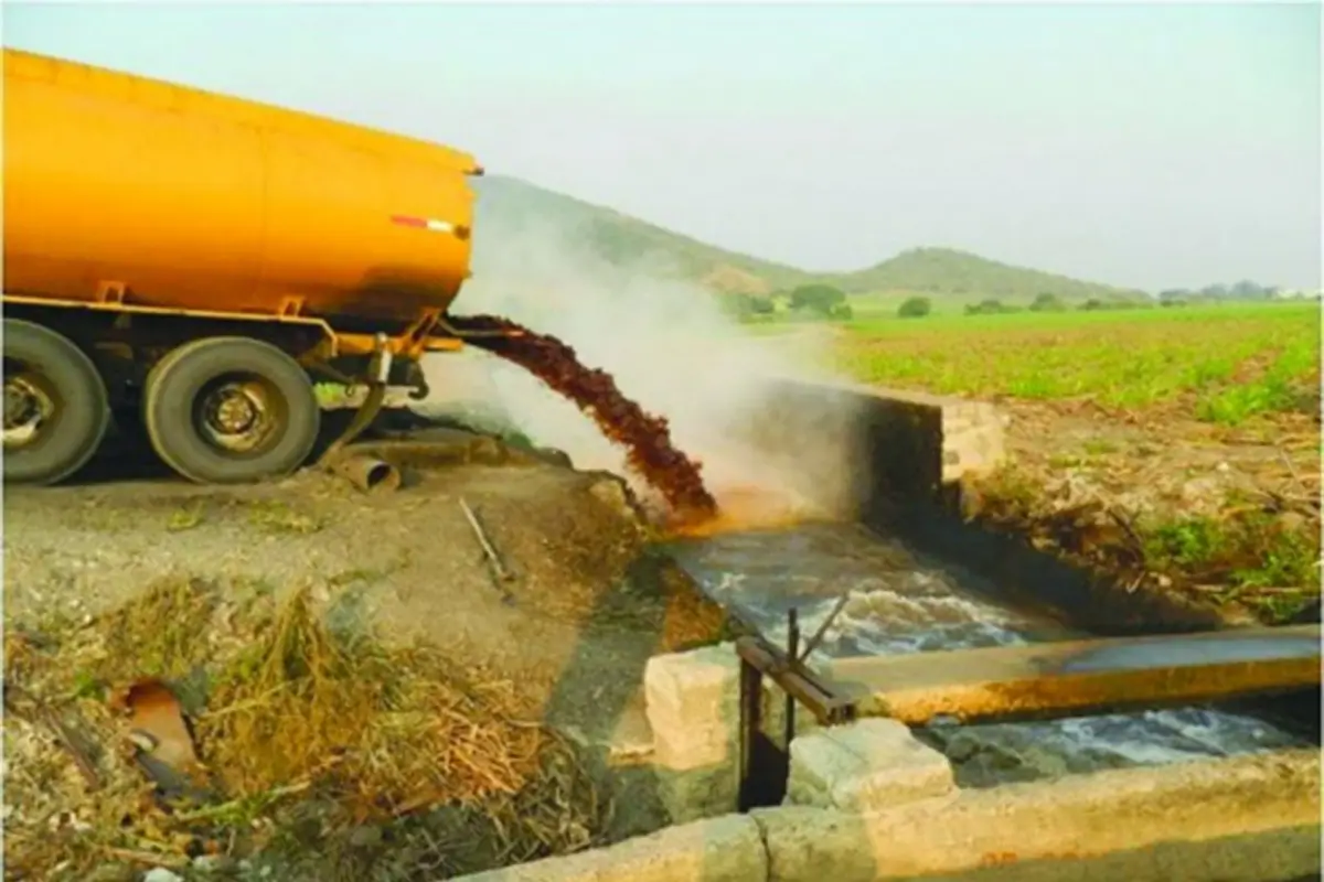 APORTES. La vinaza contiene materia orgánica provechosa para los suelos.