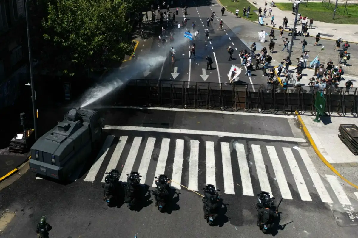 CONGRESO. La Policía detuvo a cuatro personas y tres resultaron heridas.