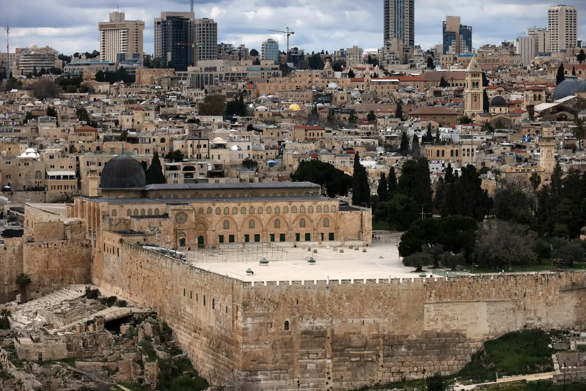 ESCALADA BÉLICA. La mezquita de Al-Aqsa luce vacía en Jerusalén tras su evacuación de este sábado. AFP