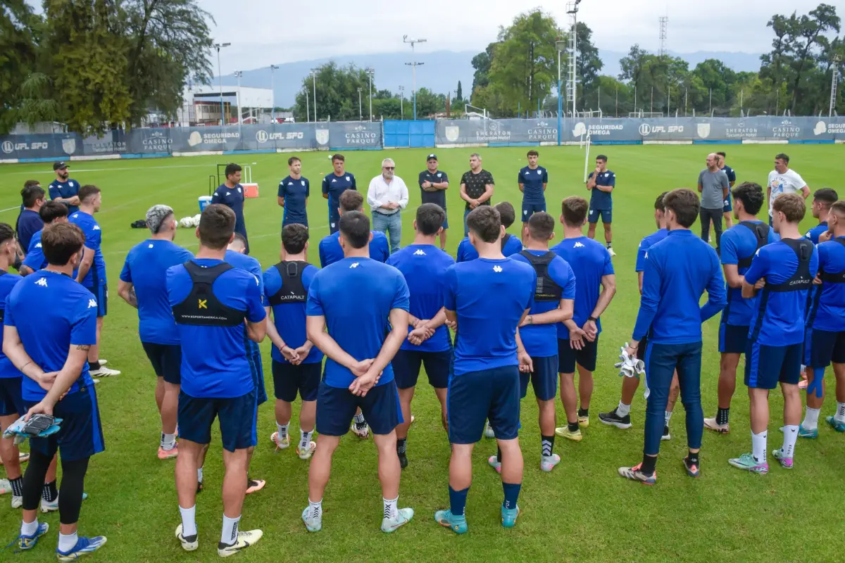 PRESENTACIÓN. Mario Ávila presentando a Ramiro González ante el plantel profesional.