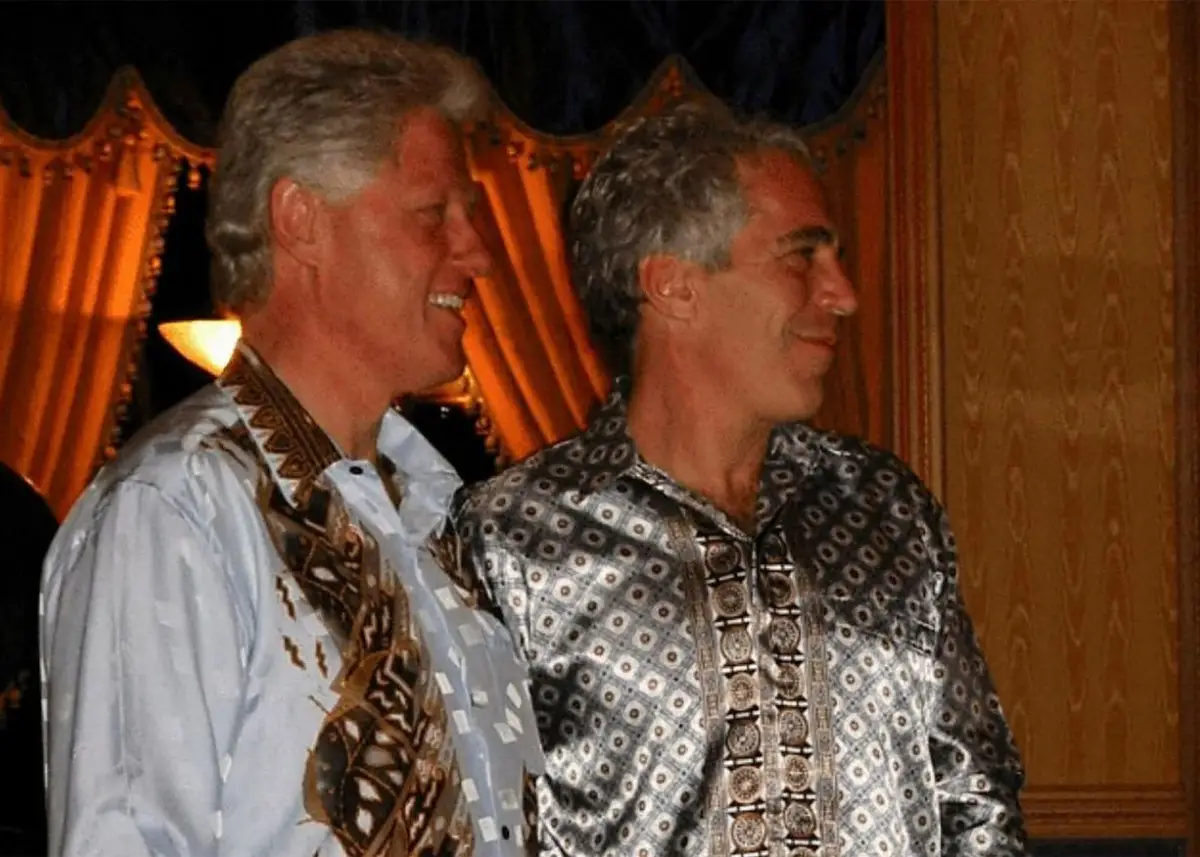 CON EPSTEIN. Clinton dijo que nunca viajó a la isla privada de aquél. 