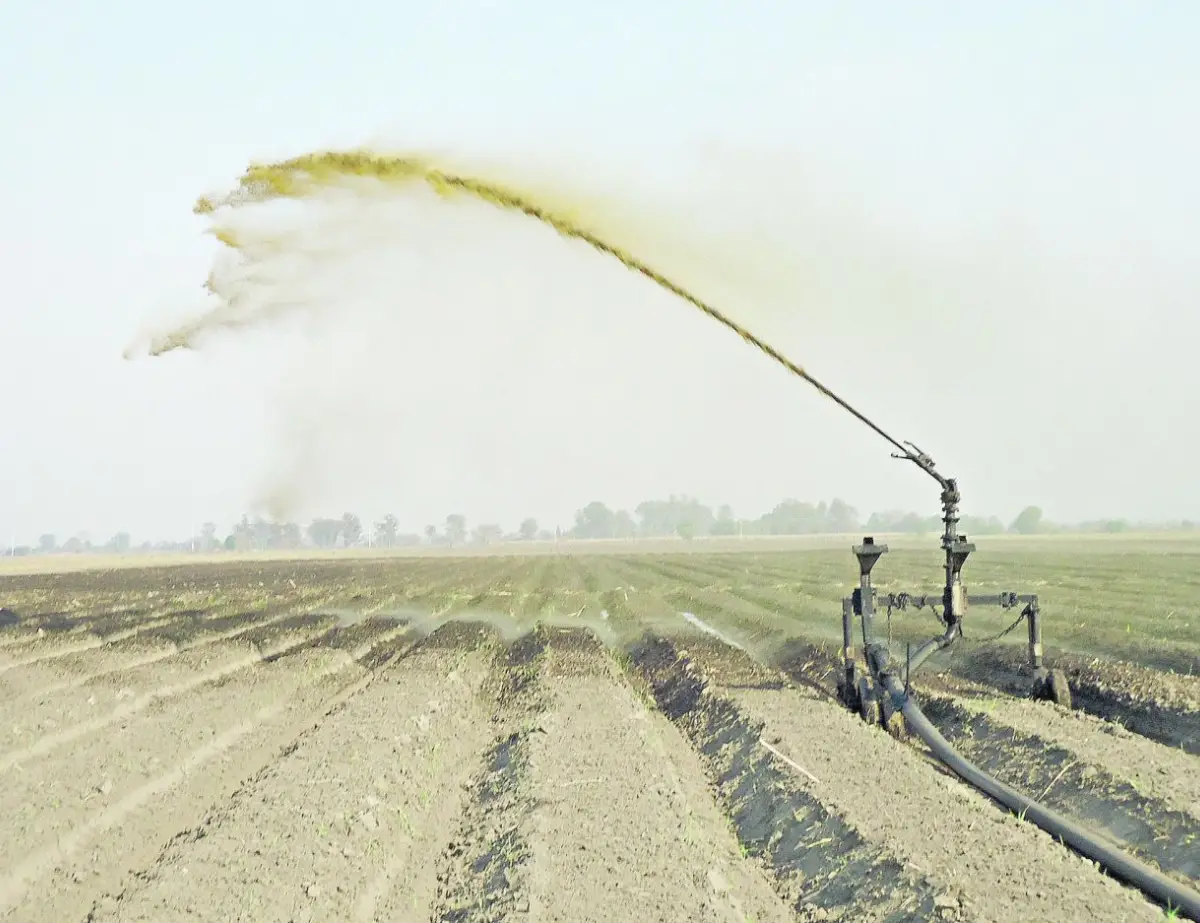 SOLUCIÓN AMBIENTAL. La vinaza atravesó una transición en la que pasó de ser un desecho y un problema para la naturaleza, a ser estudiado como un importante potenciador de los cultivos.
