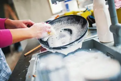 ¿Qué significa que una persona lave los platos inmediatamente al cocinar?