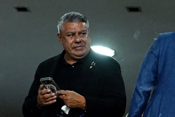 Escándalo en la AFA: sospechan que “Chiqui” Tapia quiso alterar una autorización para salir del país