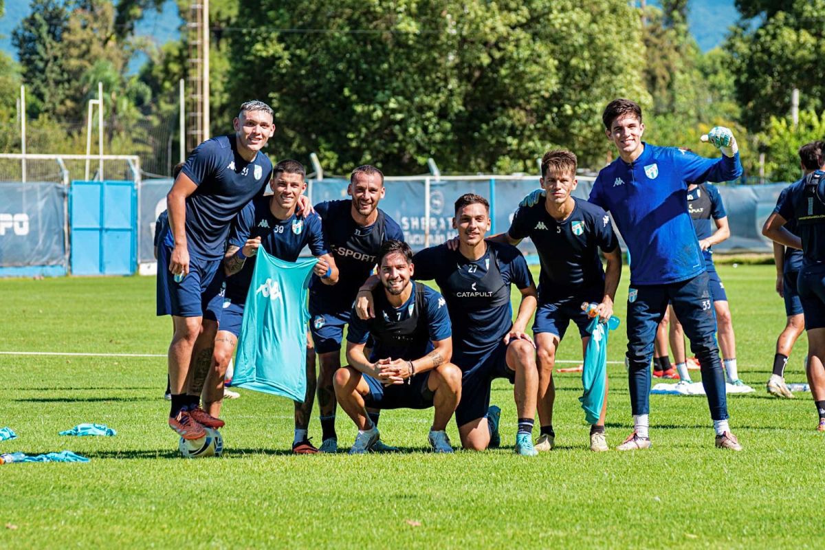 EQUIPO GANADOR. Carlos Abeldaño, Maximiliano Villa, Renzo Tesuri, Martín Benitez, Luciano Vallejo, Javier Dominguez y Enrique Maza, los ganadores del mini torneo.