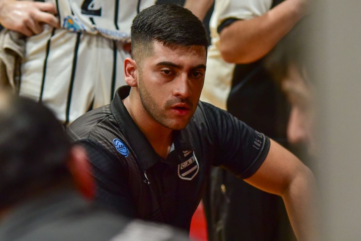 REORGANIZACIÓN. Esposito dando indicaciones a sus jugadores de cara al final del encuentro.