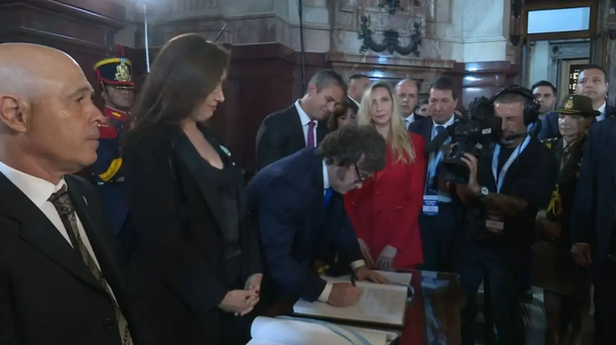 Firma los libros de honores de la Cámara de Diputados y del Senado