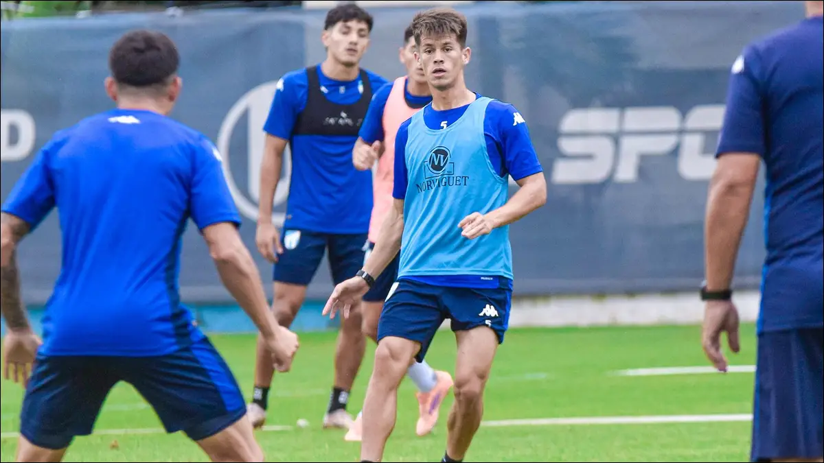 ENSAYO. En el complejo Ojo de Agua, el plantel realizó tareas tácticas y ejercicios de definición bajo la supervisión del entrenador interino y su equipo de trabajo.