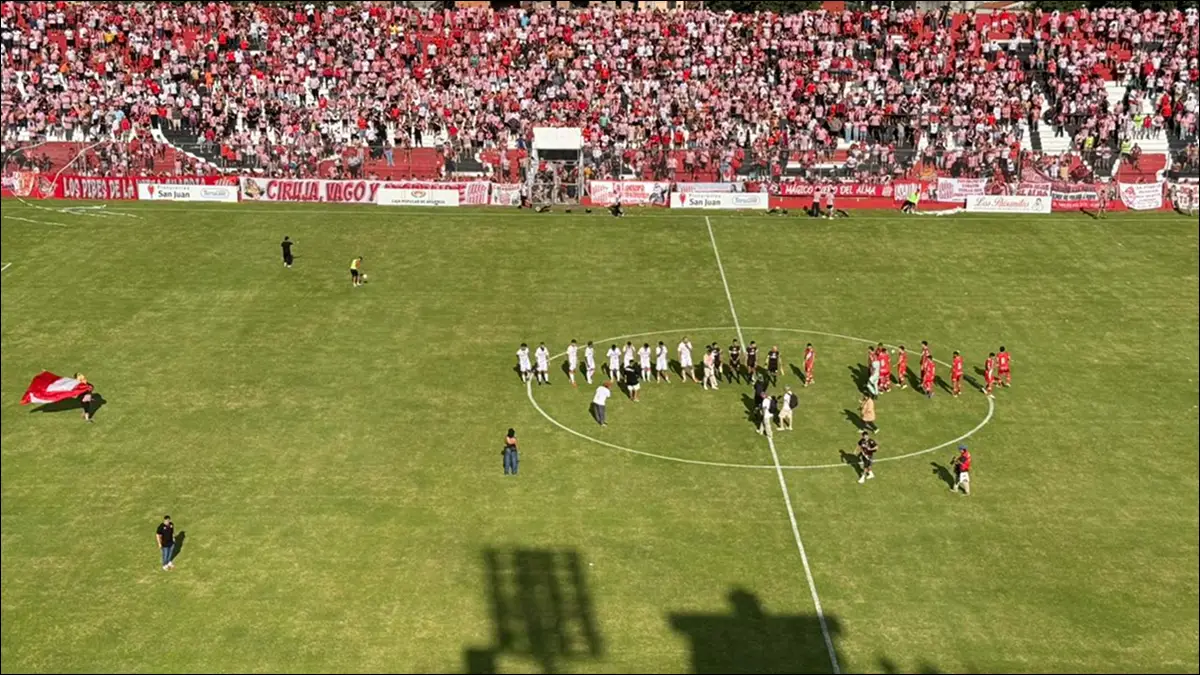 TODO LISTO. Con los jugadores en el campo de juego, la Ciudadela está preparada para albergar su segunda presentación de la temporada ante su gente.