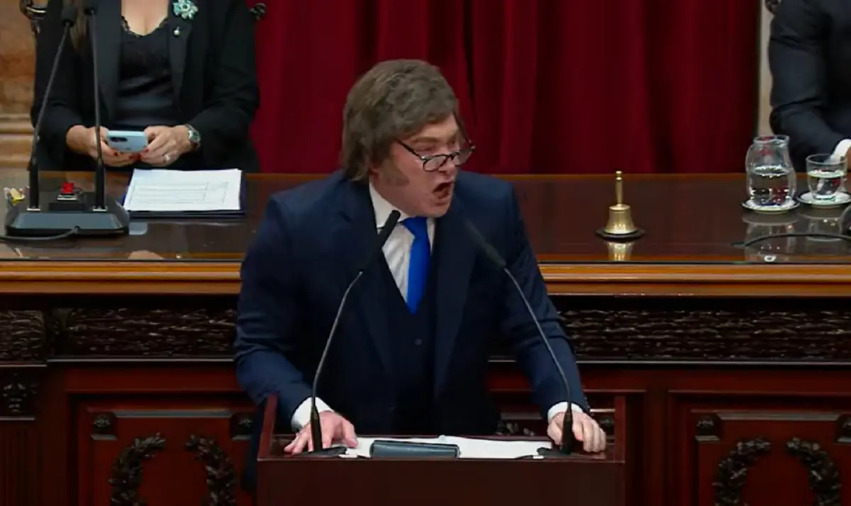 FURIA. Milei se cruzó con los opositores en pleno de discurso.