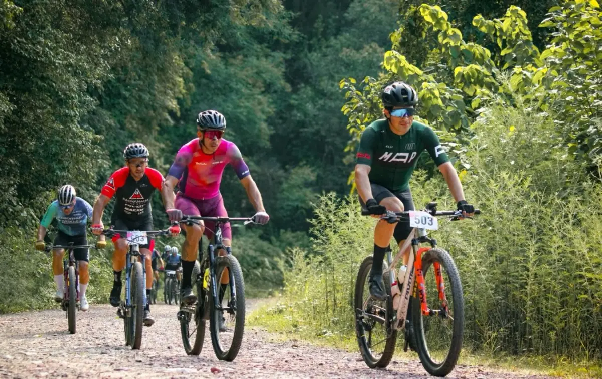 FUERON IMPARABLES. Facundo Cayata, David Villalba, Leo García y Luis Sigüenza avanzan a paso firme rumbo a la victoria.
