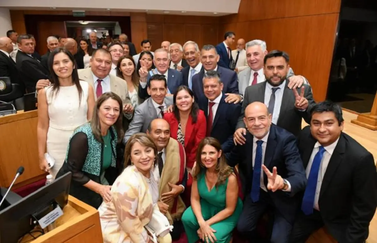 JUNTO AL GOBERNADOR. Los legisladores oficialistas elogiaron el discurso de Jaldo.