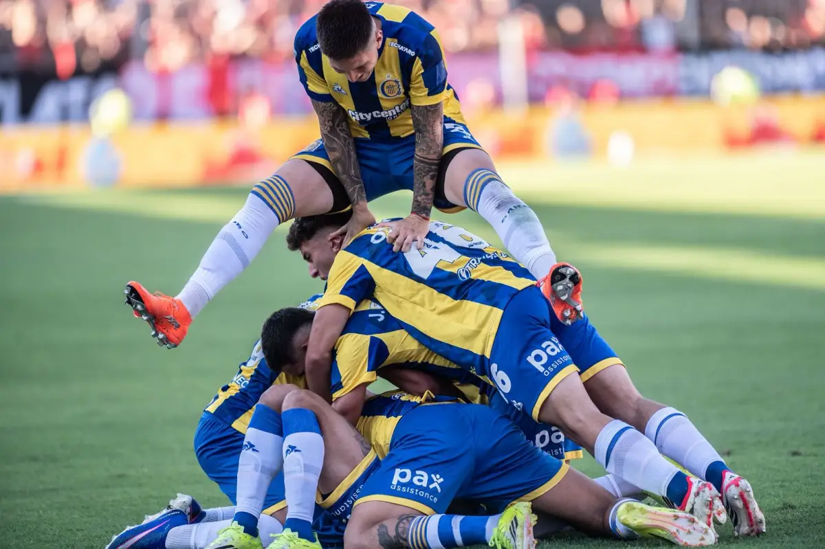 VICTORIA. El Canalla se impuso ante su clásico rival con autoridad y un Di María como principal figura.